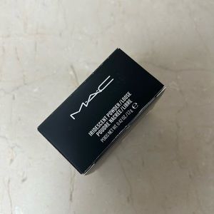 ✨MAC iridescent powder in silver dusk✨